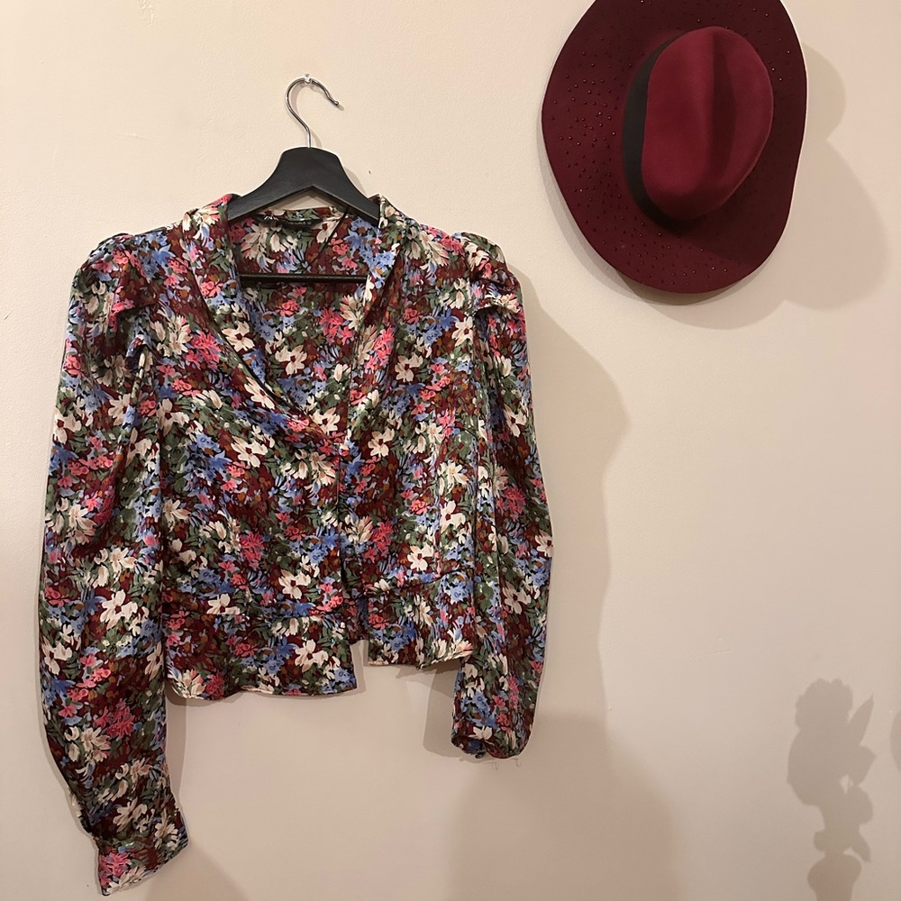 Floral print blouse, with beautiful buttons details at front.